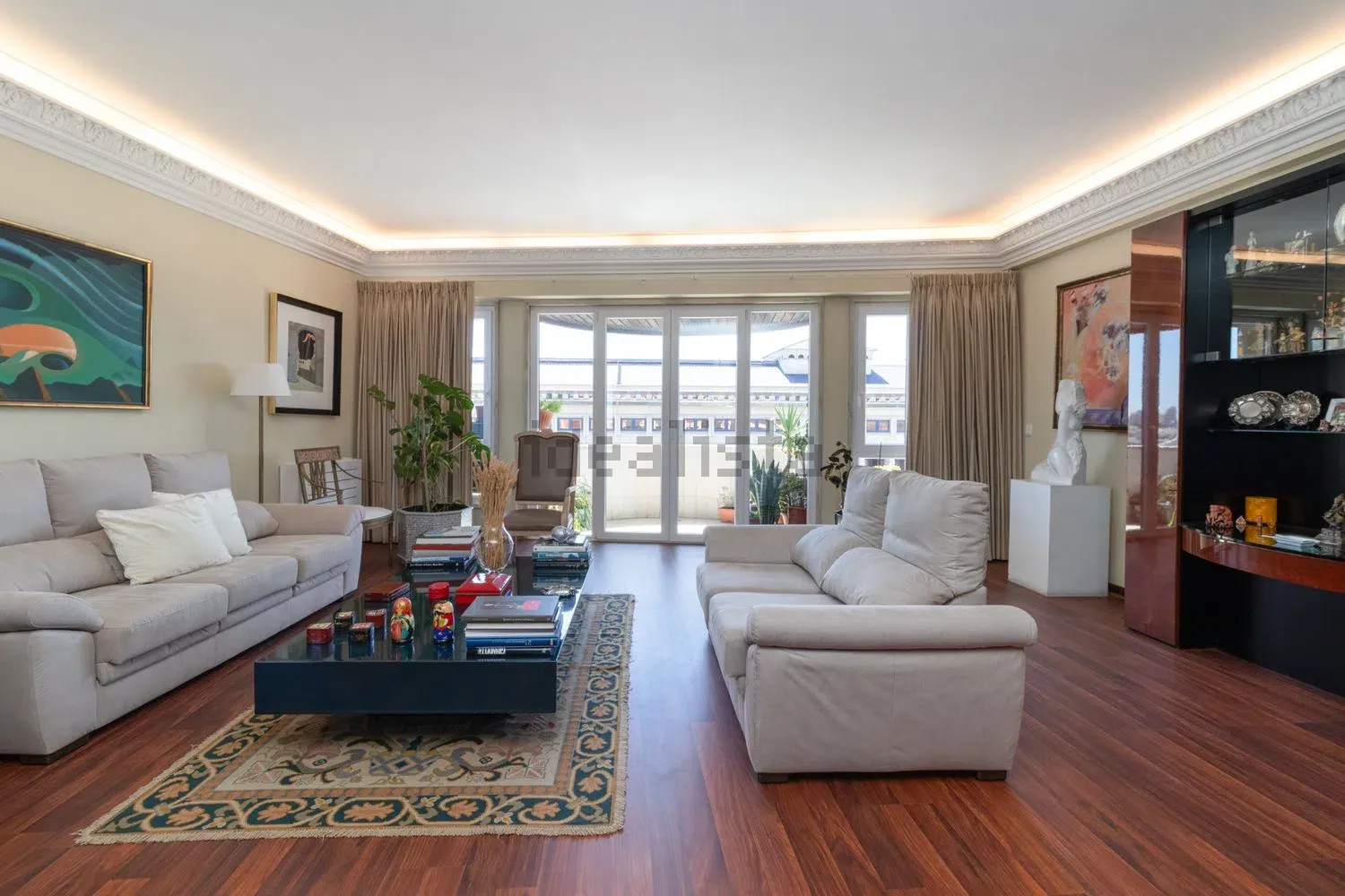 Spacious three-bedroom apartment on Avenida João XXI · 2