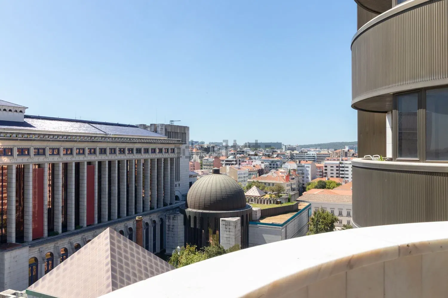 Spacious three-bedroom apartment on Avenida João XXI · 3