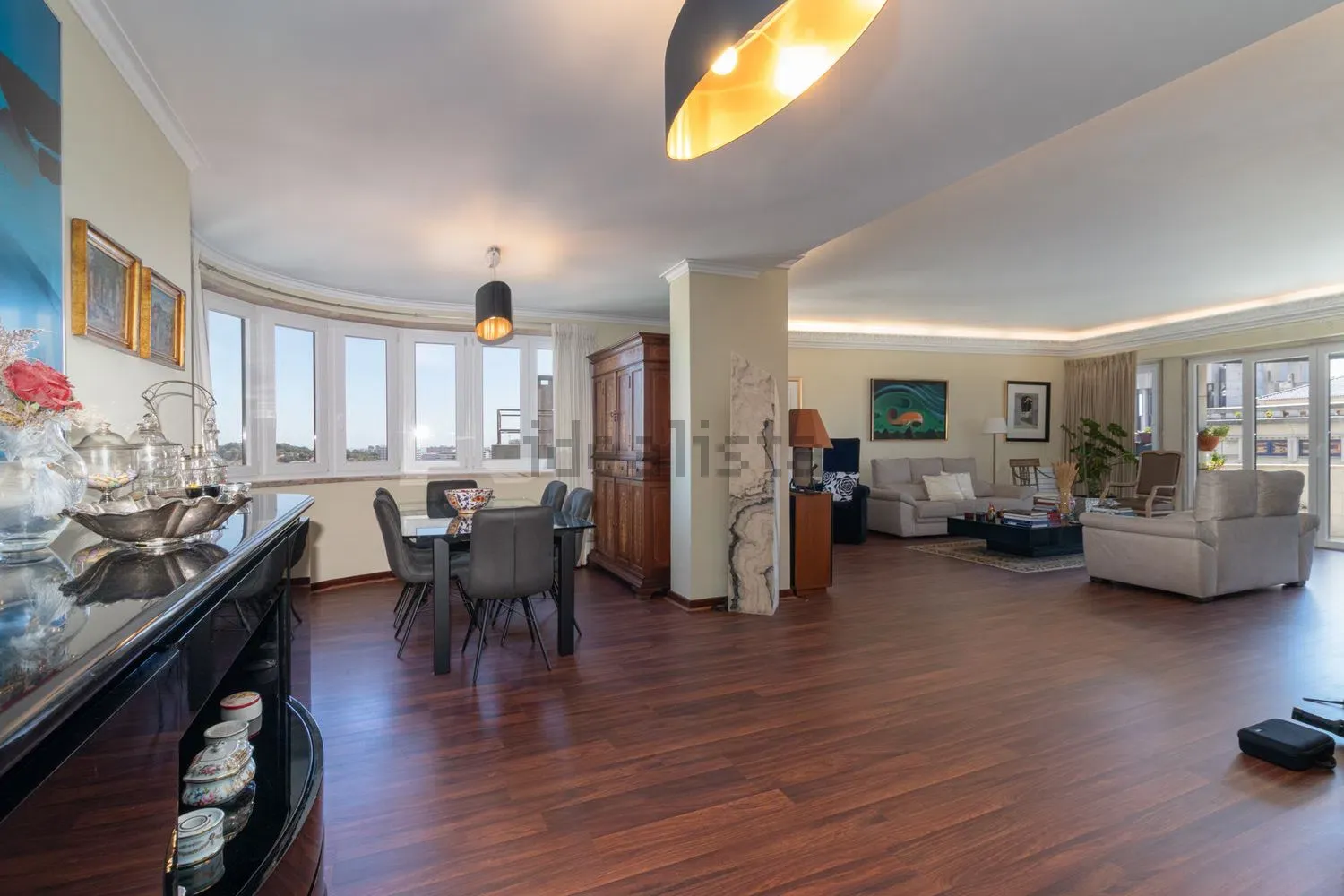 Spacious three-bedroom apartment on Avenida João XXI · 5