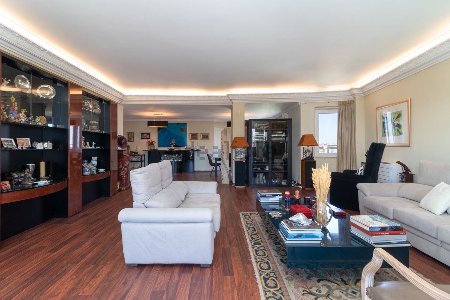 Spacious three-bedroom apartment on Avenida João XXI · 8
