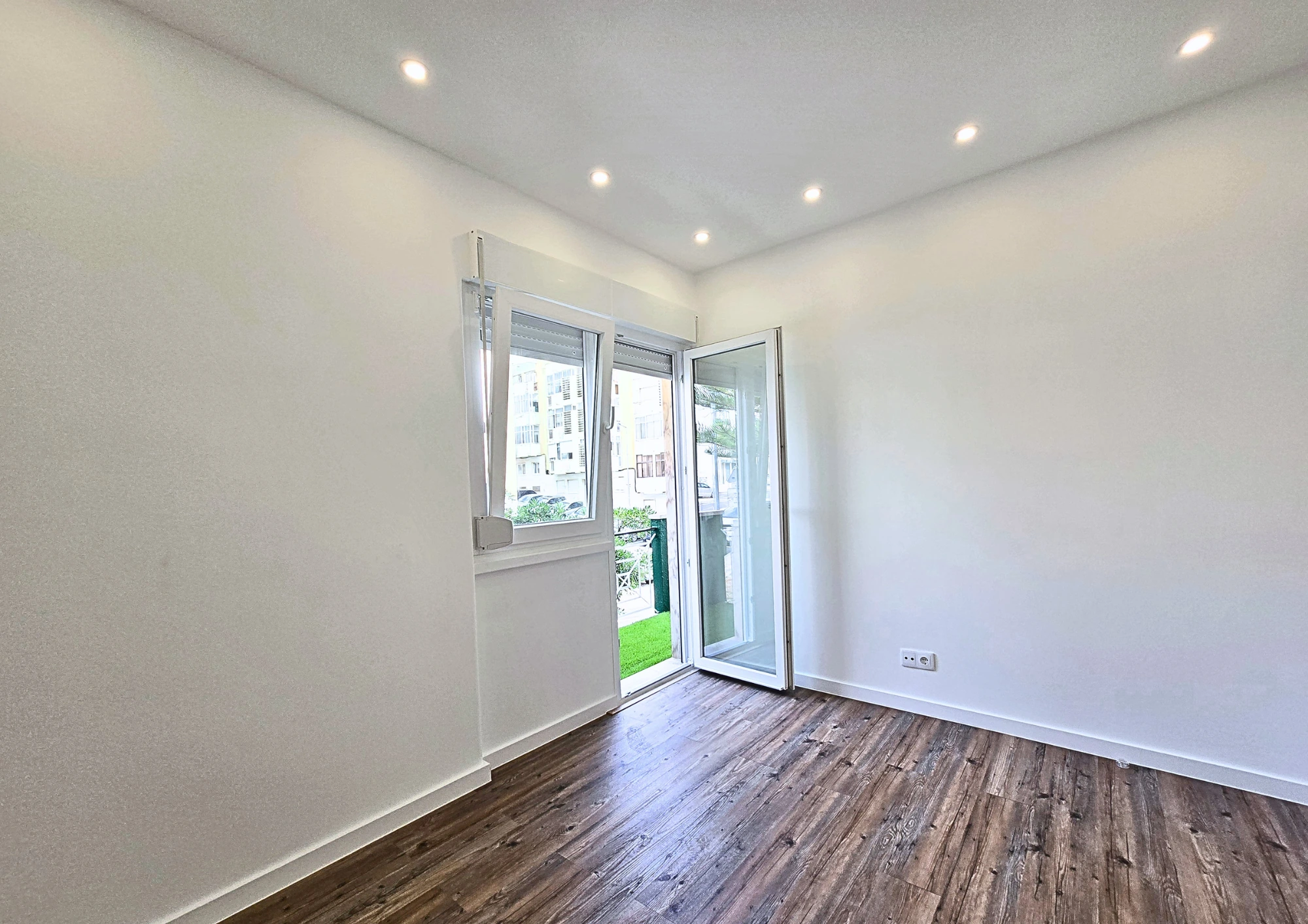 T2 totalmente remodelado com 3 roupeiros e varandas | Agualva · 16