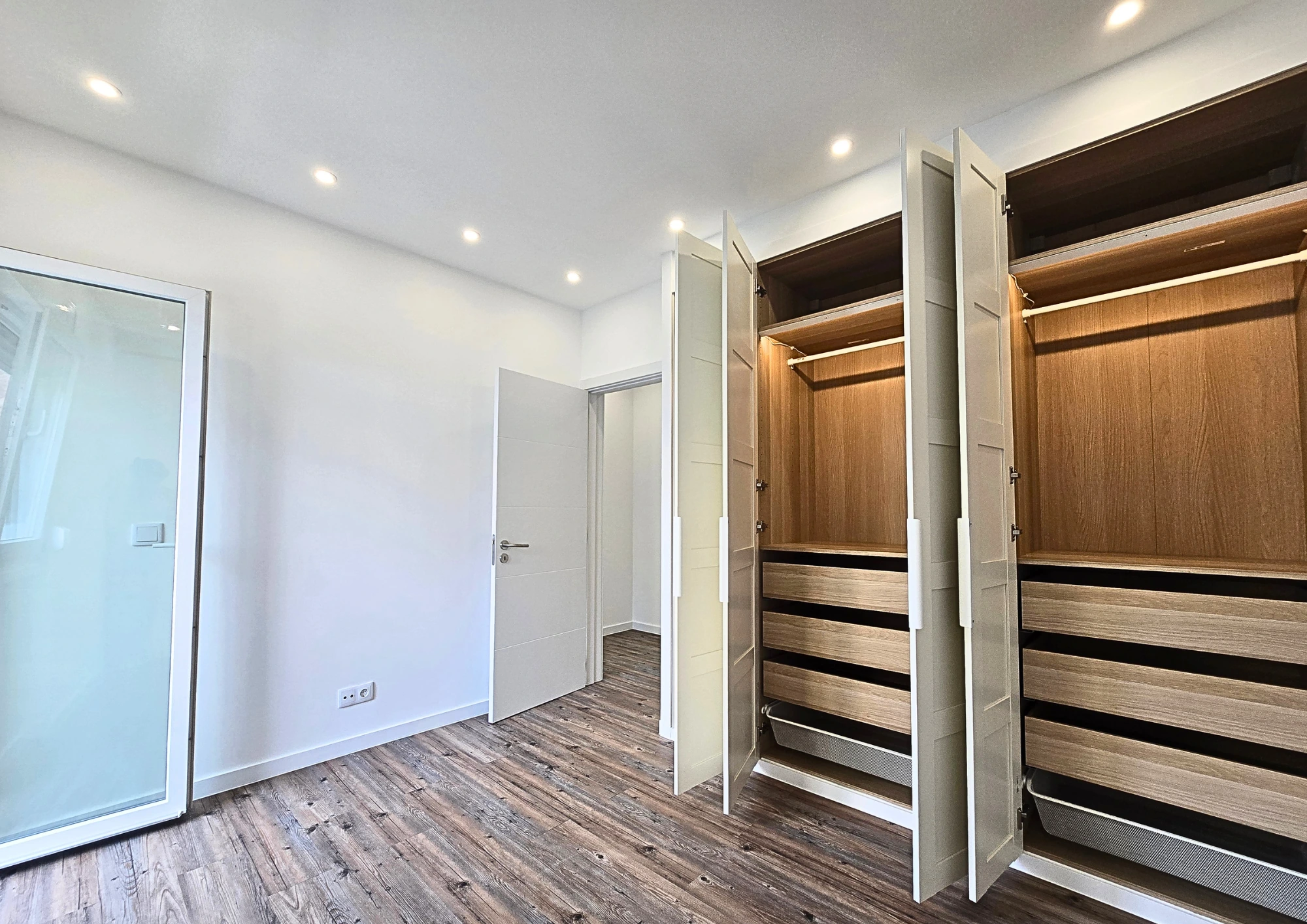 T2 totalmente remodelado com 3 roupeiros e varandas | Agualva · 19