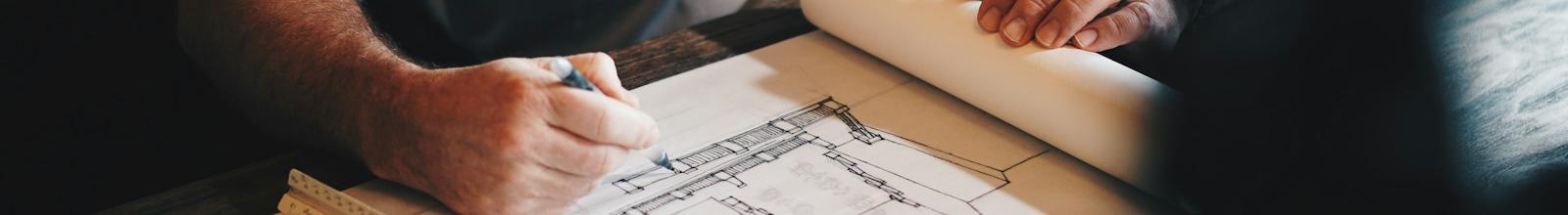 Projeto de arquitetura a ser analisado sobre uma mesa